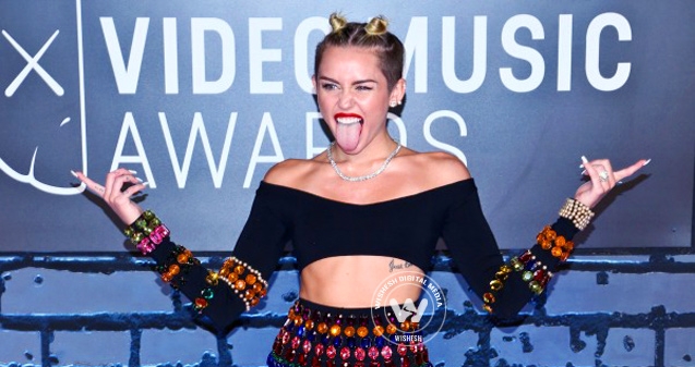 Miley Cyrus grabs crotch at VMA night!},{Miley Cyrus grabs crotch at VMA night!